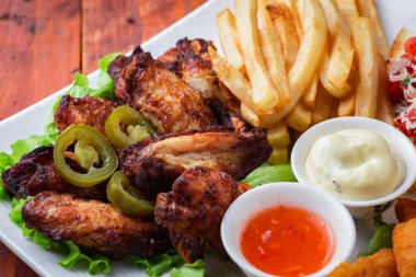 Büyük ve lezzetli combo nuggets, kızarmış patates, kızarmış tavuk budu ve kanepe