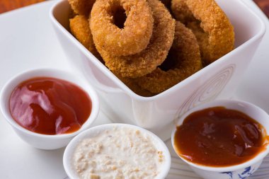 Lezzetli kızarmış kalamar halkaları