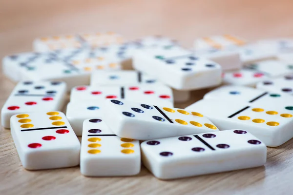 Dominos ahşap arka plan üzerinde