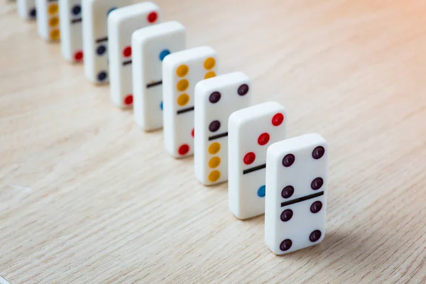 Dominos ahşap arka plan üzerinde
