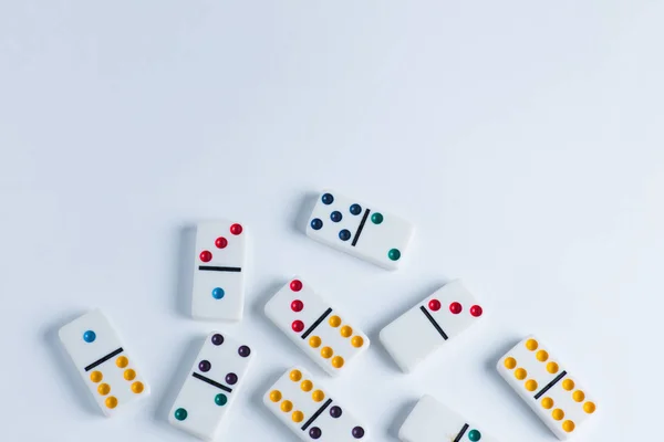 Beyaz arka plan üzerinde Domino fayans