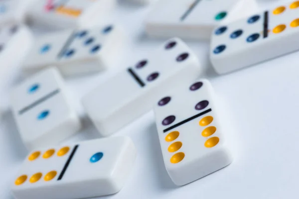 Beyaz arka plan üzerinde Domino fayans