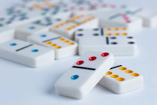 Beyaz arka plan üzerinde Domino fayans