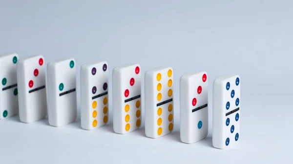 Beyaz arka plan üzerinde Domino fayans
