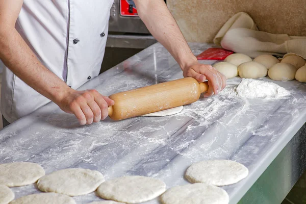 Adam prepearing ekmek hamur