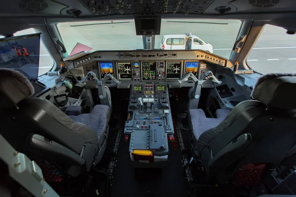 Bakü, Azerbaycan - 8 Ekim 2017: Uçuş güvertesi Embraer 190 E-Jet uçağın