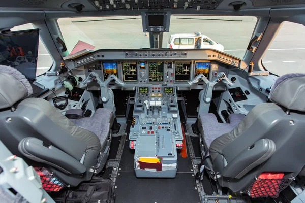 Bakü, Azerbaycan - 8 Ekim 2017: Uçuş güvertesi Embraer 190 E-Jet uçağın
