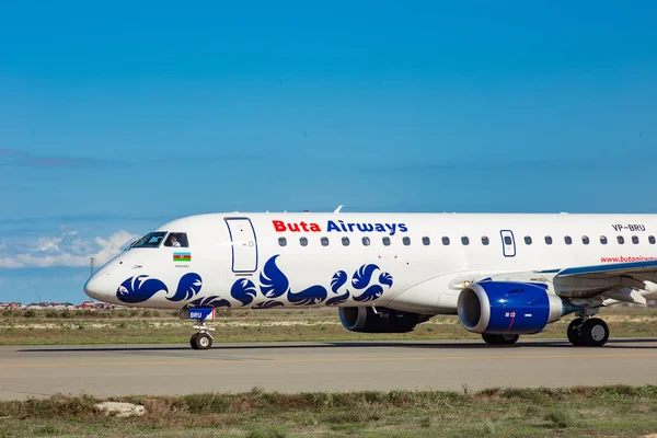 Bakü, Azerbaycan - 8 Ekim, 2017:Heydar Aliyev Uluslararası Havaalanı, Modern tek kişilik sivil uçak Embraer E-Jet 190 Buta Airways, içten yanmalı motor