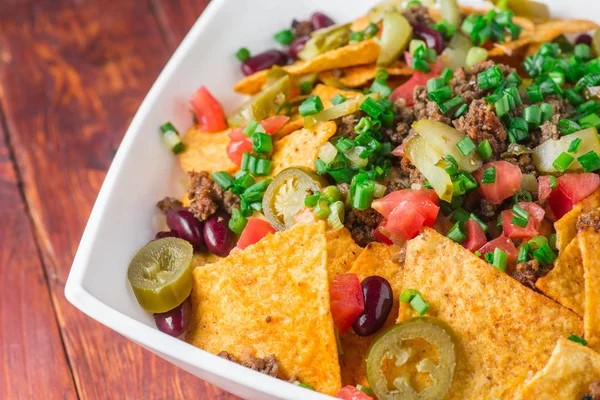 Ein Teller Mit Köstlichen Nachos Mit Jalapeño Bohnen Und Guacamole — Stockfoto