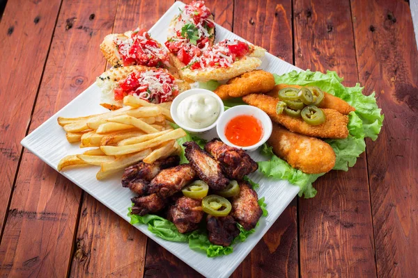 Büyük ve lezzetli combo nuggets, kızarmış patates, kızarmış tavuk budu ve kanepe