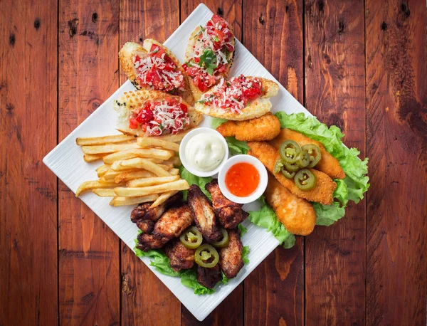 Büyük ve lezzetli combo nuggets, kızarmış patates, kızarmış tavuk budu ve kanepe