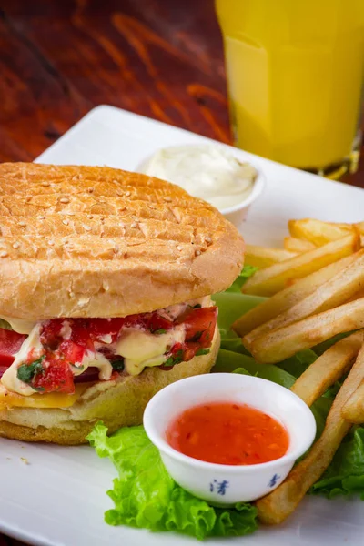 Hambúrguer Com Batatas Fritas Fundo Madeira — Fotografia de Stock