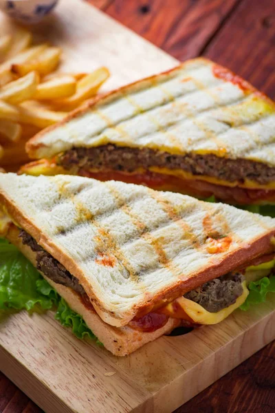 Club sandviç ahşap backgorund üzerinde patates kızartması ile servis