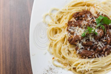 Spagetti Bolonez parmesan peyniri ile 