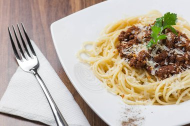Spagetti Bolonez parmesan peyniri ile 