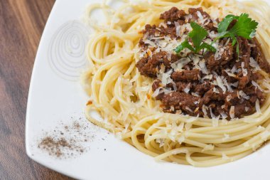 Spagetti Bolonez parmesan peyniri ile 
