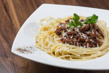 Spagetti Bolonez parmesan peyniri ile 