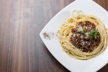 Spagetti Bolonez parmesan peyniri ile 