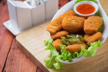 Lezzetli tavuk nuggets jalapeno ve ketçap ile