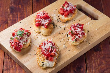 Ahşap arka plan üzerinde kanepe