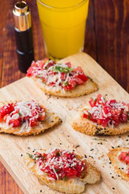 Ahşap arka plan üzerinde kanepe