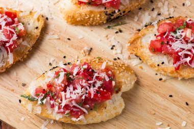 Ahşap arka plan üzerinde kanepe