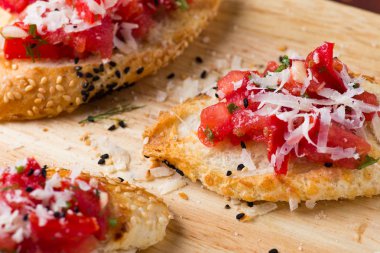 Ahşap arka plan üzerinde kanepe