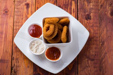 Lezzetli kızarmış kalamar halkaları