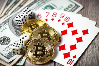 Bitcoins, kartlar, ahşap arka plan üzerinde dices. Cryptocurrencie kumar kavramı