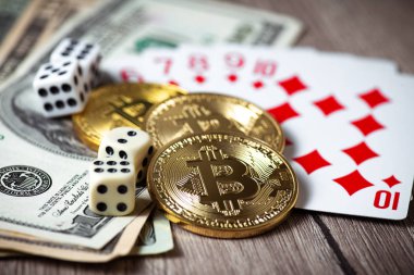 Bitcoins, kartlar, ahşap arka plan üzerinde dices. Cryptocurrencie kumar kavramı