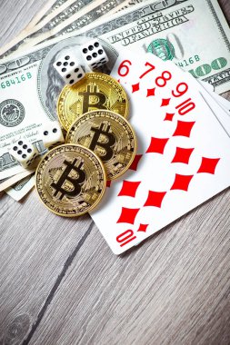 Bitcoins, kartlar, ahşap arka plan üzerinde dices. Cryptocurrencie kumar kavramı