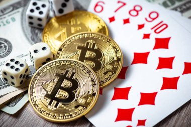 Bitcoins, kartlar, ahşap arka plan üzerinde dices. Cryptocurrencie kumar kavramı