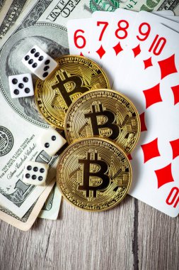 Bitcoins, kartlar, ahşap arka plan üzerinde dices. Cryptocurrencie kumar kavramı