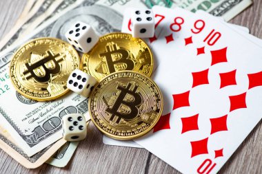 Bitcoins, kartlar, ahşap arka plan üzerinde dices. Cryptocurrencie kumar kavramı