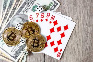 Bitcoins, kartlar, ahşap arka plan üzerinde dices. Cryptocurrencie kumar kavramı