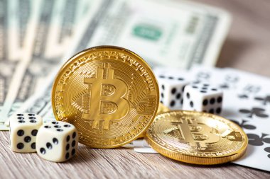 Bitcoins, kartlar, ahşap arka plan üzerinde dices. Cryptocurrencie kumar kavramı