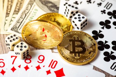 Bitcoins, kartlar, ahşap arka plan üzerinde dices. Cryptocurrencie kumar kavramı