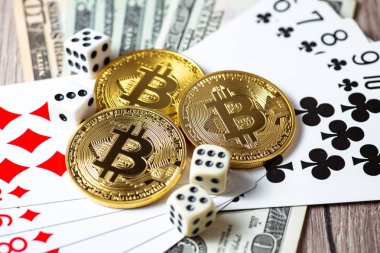 Bitcoins, kartlar, ahşap arka plan üzerinde dices. Cryptocurrencie kumar kavramı