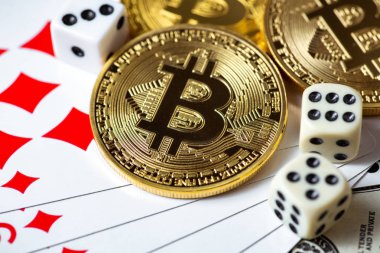 Bitcoins, kartlar, ahşap arka plan üzerinde dices. Cryptocurrencie kumar kavramı