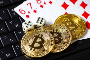 Bitcoins, kartları ve dices klavye üzerinde. Cryptocurrencie kumar kavramı