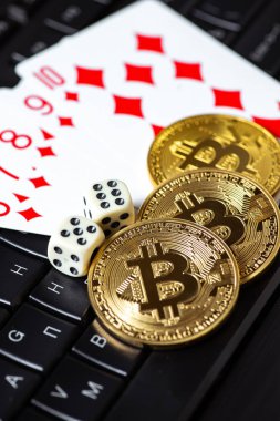 Bitcoins, kartları ve dices klavye üzerinde. Cryptocurrencie kumar kavramı