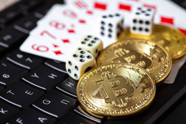 Bitcoins, kartları ve dices klavye üzerinde. Cryptocurrencie kumar kavramı