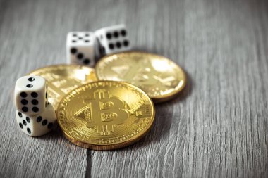 Bitcoins ve dices ahşap arka plan üzerinde. Cryptocurrencie kumar kavramı