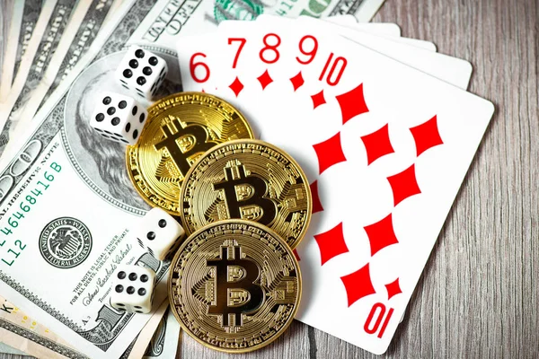 Bitcoins, kartlar, ahşap arka plan üzerinde dices. Cryptocurrencie kumar kavramı