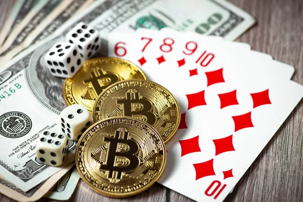 Bitcoins, kartlar, ahşap arka plan üzerinde dices. Cryptocurrencie kumar kavramı