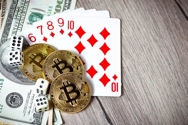 Bitcoins, kartlar, ahşap arka plan üzerinde dices. Cryptocurrencie kumar kavramı