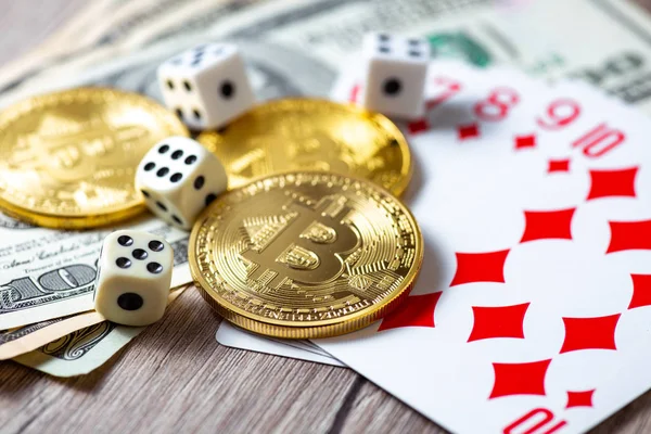 Bitcoins, kartlar, ahşap arka plan üzerinde dices. Cryptocurrencie kumar kavramı