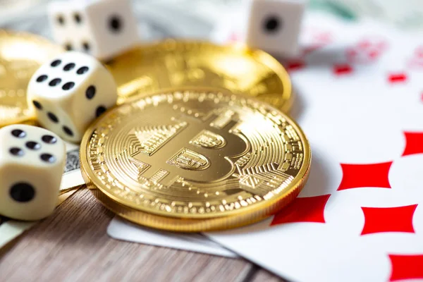 Bitcoins, kartlar, ahşap arka plan üzerinde dices. Cryptocurrencie kumar kavramı