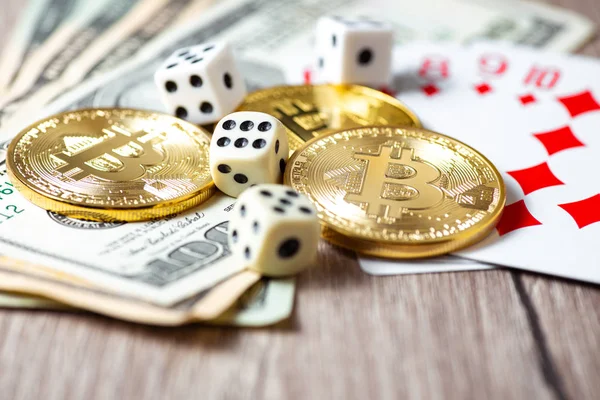 Bitcoins, kartlar, ahşap arka plan üzerinde dices. Cryptocurrencie kumar kavramı