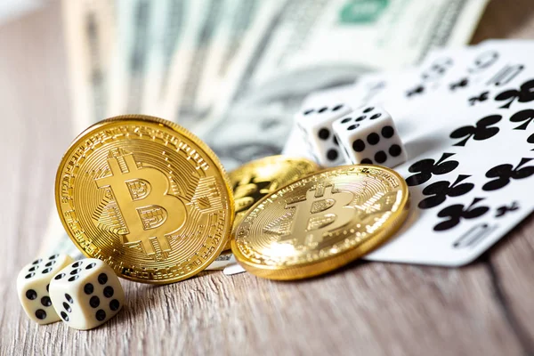 Bitcoins, kartlar, ahşap arka plan üzerinde dices. Cryptocurrencie kumar kavramı